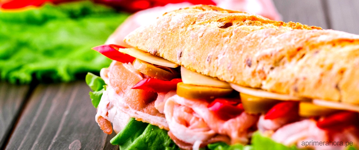 ¿Qué nutrientes tiene el sándwich de pollo?